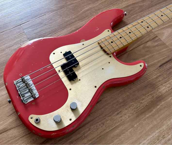 Fender roadworn P bass and hard case