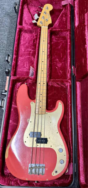 Fender roadworn P bass and hard case