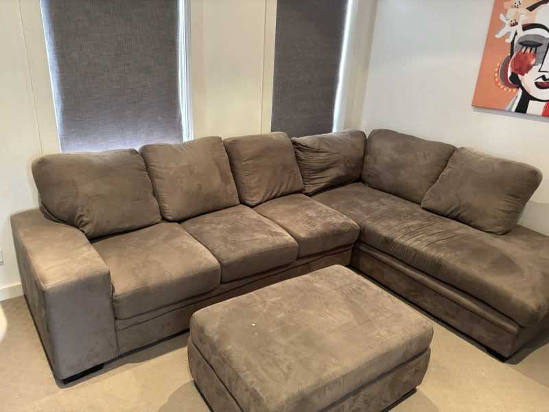 4/5 Seater Brown lounge