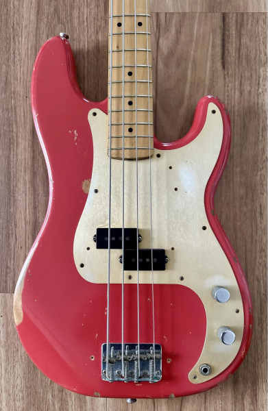 Fender roadworn P bass and hard case