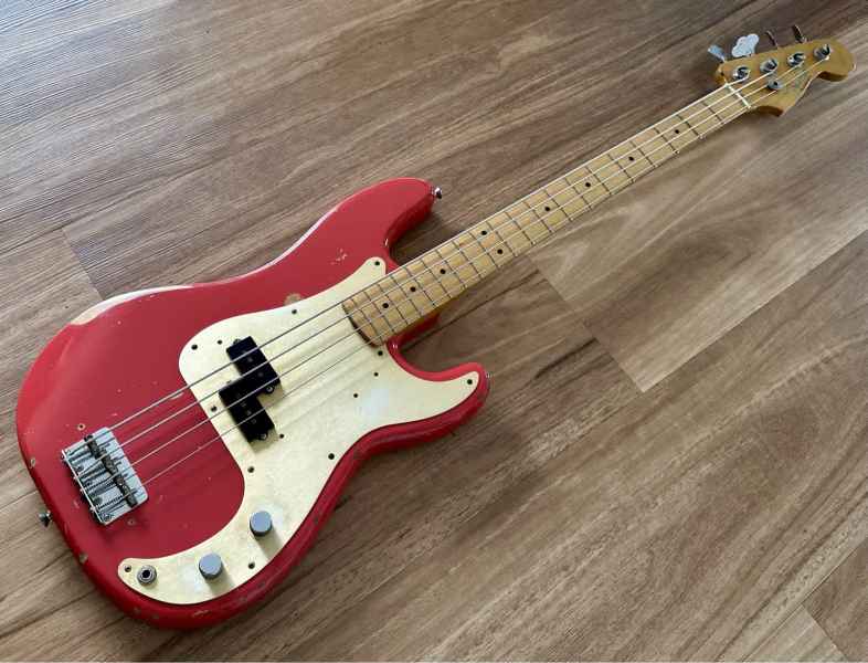 Fender roadworn P bass and hard case