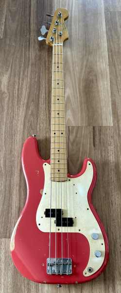 Fender roadworn P bass and hard case